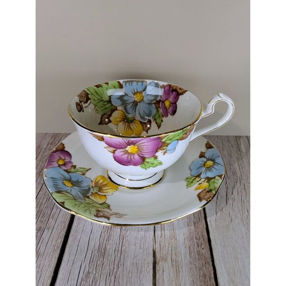 Vintage Bell China Fine Bone China Teacup and Saucer Set With Floral Pattern - Picture 6 of 7